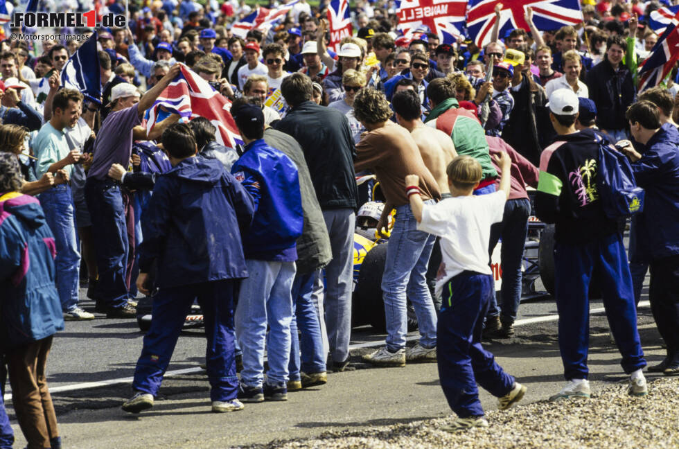 Foto zur News: ... war der britische Nationalheld zwei Sekunden schneller als die Konkurrenz. Nach Rennende stürmten die Massen auf die Strecke, um ihm zu gratulieren.