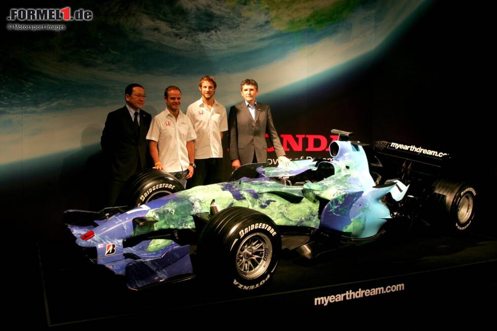 Foto zur News: Honda 2007: Ganz anders die Herangehensweise von Honda im Jahr 2007. Der RA107 wird von Jenson Button und Rubens Barrichello im Naturhistorischen Museum in London enthüllt. Das Team überrascht dabei mit einer der ungewöhnlichsten Lackierungen aller Zeiten: dem &quot;Earth-Car&quot;.