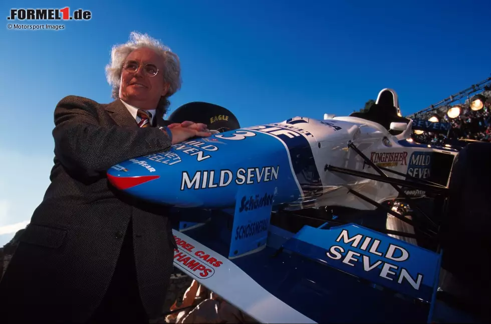 Foto zur News: Benetton 1996: Modemagnat Luciano Benetton stellt den B196 Anfang Februar im sonnigen Sizilien vor. Gemeinsam mit Teamchef Flavio Briatore und den beiden Fahrern Gerhard Berger und Jean Alesi wird das Auto in einem altehrwürdigen Amphitheater in Taormina der Öffentlichkeit präsentiert.