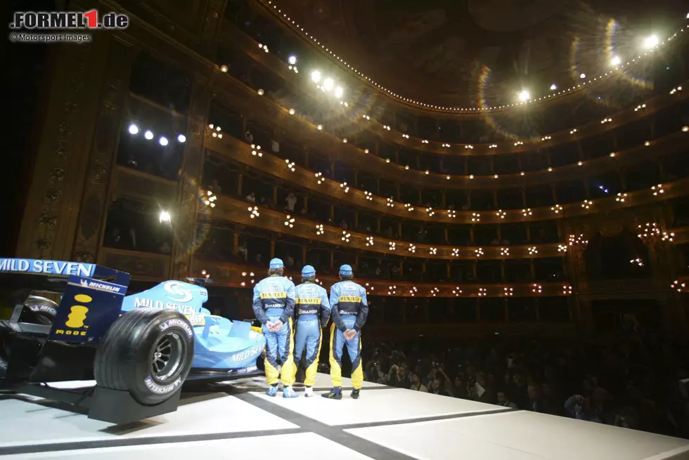 Foto zur News: Renault 2004: Acht Jahre nach Benetton gastiert das Renault-Team - wieder mit Flavio Briatore - in Sizilien. In Palermo wird mit Fernando Alonso und Jarno Trulli der R24 vorgestellt, im Teatro Massimo. Anschließend entzückt das Team die Fans mit einem Showrun durch die Straßen der Hauptstadt.