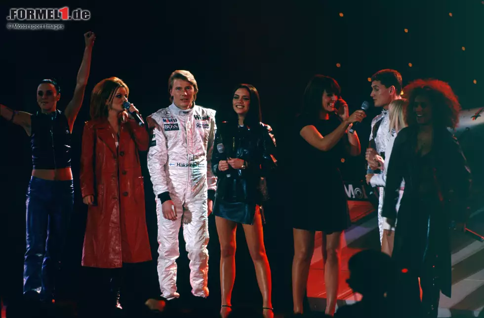 Foto zur News: McLaren 1997: Eine noch größere Show liefern nur die Spice Girls im Rahmen der McLaren-Präsentation des MP4/12 ab. Mit dem Launch im Alexandra Palace in London beginnt eine neue Ära für das Team, das sich in neuen Farben zeigt. Um den Neubeginn zu feiern, treten außerdem Jamiroquai auf. David Coulthard und Mika Häkkinen gefällt die Show.