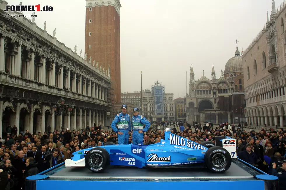 Foto zur News: Benetton 2001: Nach 2000 in Barcelona setzt Benetton auch im Jahr danach auf spektakuläre Bilder. Auf dem Markusplatz in Venedig baut das Team für kolportierte 500.000 Dollar Miete eine Bühne für den B201 auf. Der Bolide wird aber nicht einfach plump auf das Podest gehoben oder geschoben, sondern erscheint scheinbar aus einem Aquarium.