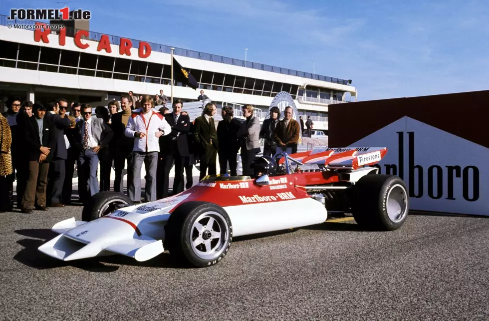 Foto zur News: BRM 1972: Die Ankunft des neuen Sponsors Marlboro wird auf der Rennstrecke in Le Castellet in Frankreich inszeniert. Denn Peter Gethin fährt seinen BRM P160B symbolisch aus einer überdimensionierten Zigaretten-Schachtel heraus und präsentiert so den neuen Look seines Teams.