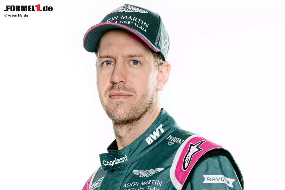 Foto zur News: Erstmals in Grün (und einem Hauch Rosa) zeigte sich Sebastian Vettel bei der offiziellen Präsentation des Teams im Aston-Martin-Headquarter in Gaydon in England.