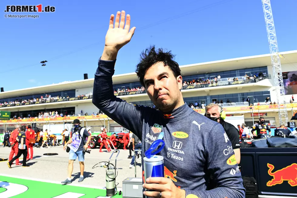 Foto zur News: Sergio Perez (2): Vielleicht sein bisher bestes Wochenende für Red Bull, er war konstant schnell dabei. Aber: Im Quali hat er die Pole verschenkt, weil er zu vorsichtig war. Im Rennen versagte die Trinkflasche und Perez musste schwer kämpfen. Das erklärt teilweise den hohen Abstand nach vorne. Insgesamt aber war es eine gute Leistung.