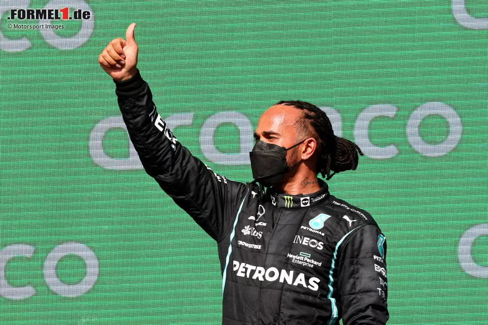 Foto zur News: Lewis Hamilton (1): Er hat weder die Pole geholt noch das Rennen gewonnen, aber hat sich auch nichts vorzuwerfen. Ein super Start brachte ihn in Führung, am Ende aber hatte Verstappen die größeren Reserven. Glatte Eins oder Abzüge, weil es hätte mehr sein können? Wir waren uns nicht ganz einig, aber die Mehrheit sagte: Spitzenleistung!