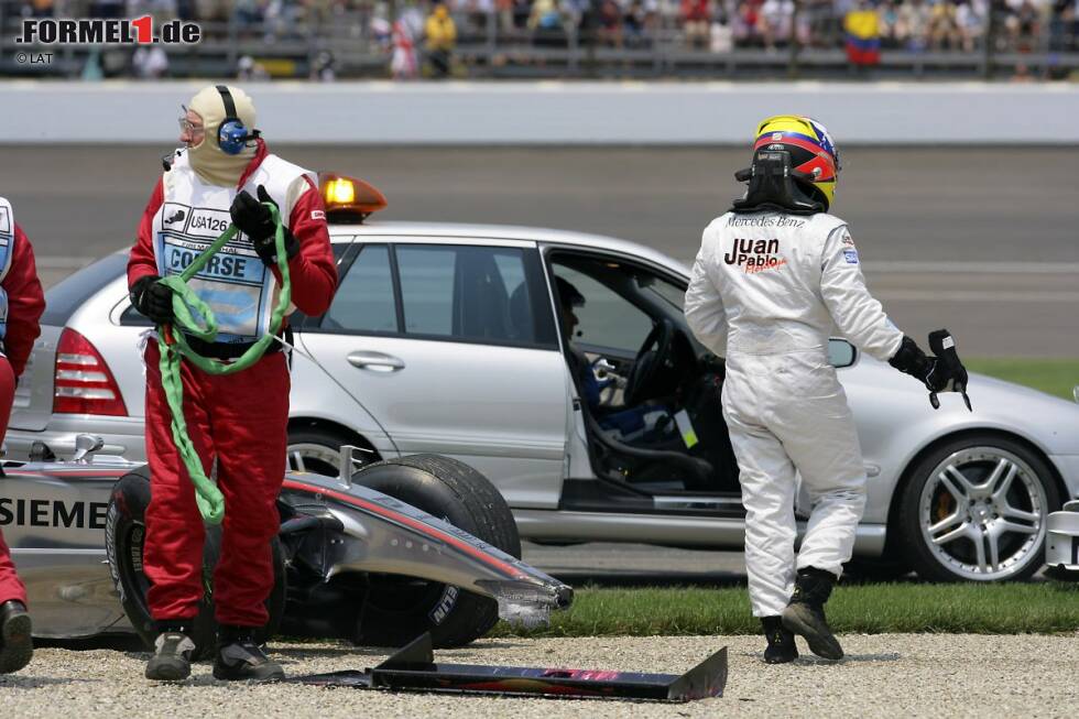 Foto zur News: Nachdem Montoya Mitte der Saison 2006 verkündet, die Formel 1 am Ende des Jahres zu verlassen, setzt Dennis ihn umgehend auf die Ersatzbank. Pedro de la Rosa übernimmt, für 2007 stellt sich McLaren mit Fernando Alonso und Lewis Hamilton komplett neu auf. Montoya fährt nie wieder in der Formel 1, feiert aber in anderen Serien noch Erfolge.