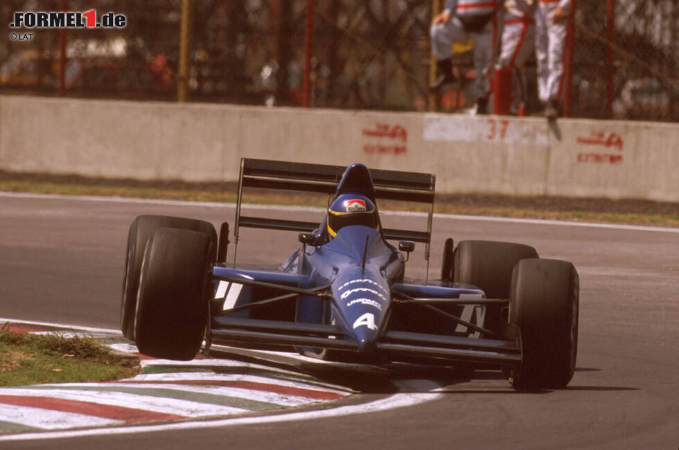 Foto zur News: Michele Alboreto (Tyrrell): An den sportlichen Ergebnissen liegt es nicht, dass der Italiener Tyrrell 1989 nach nur sechs Rennen schon wieder verlassen muss. In Mexiko holt er als Dritter einen Podestplatz. Für das Team ist es das erste Podium seit 1983! Warum muss er also Platz für Jean Alesi machen?