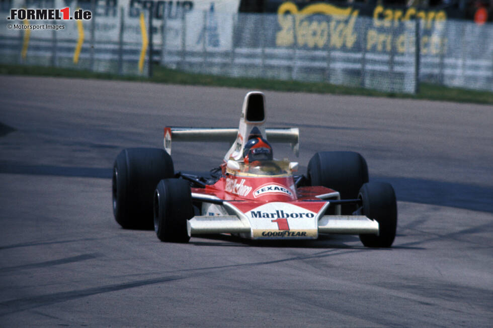 Foto zur News: Ein weiteres Beispiel für eine überdimensionierte Airbox ist der McLaren M23, hier 1975 beim Großbritannien-Grand-Prix. Ebenfalls ...