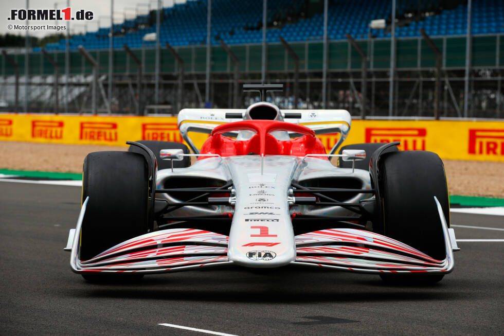 Foto zur News: Frontpartie: Die Nase des Formel-1-Autos ist breit angelegt und sie verschmelzt mit dem Frontflügel zu einer Einheit. Neu sind ...