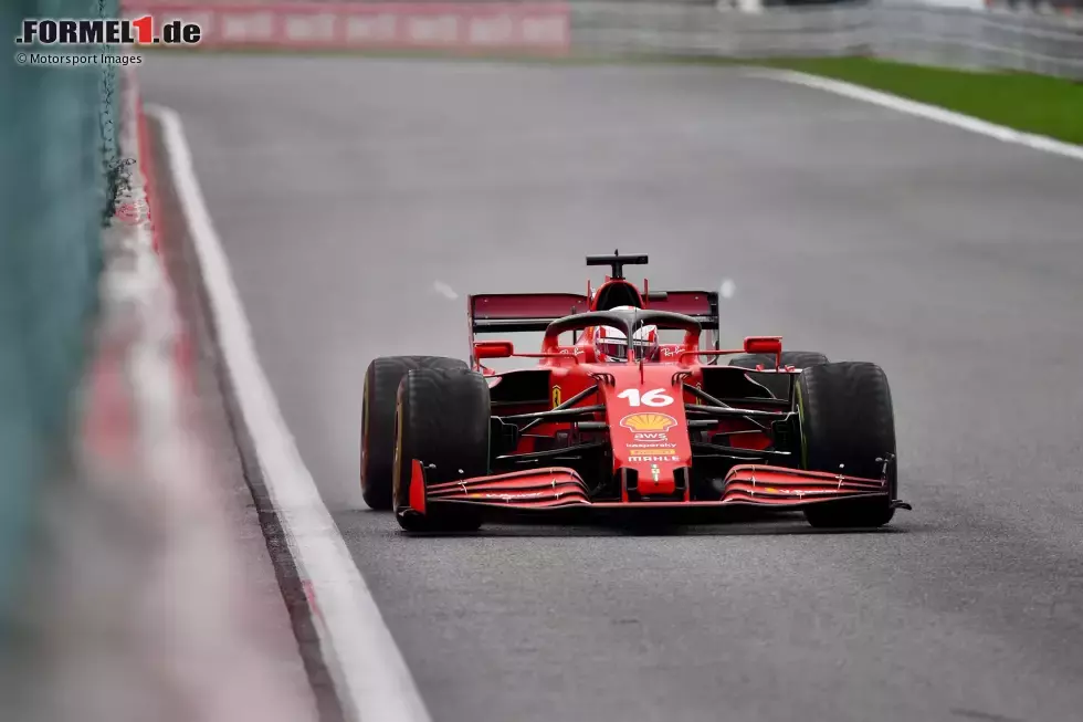 Foto zur News: Auf dieser Aufnahme des Ferrari SF21, der mit einem High-Downforce-Paket unterwegs war, sieht man die Wirbel, die von den Flügelspitzen ausgehen.