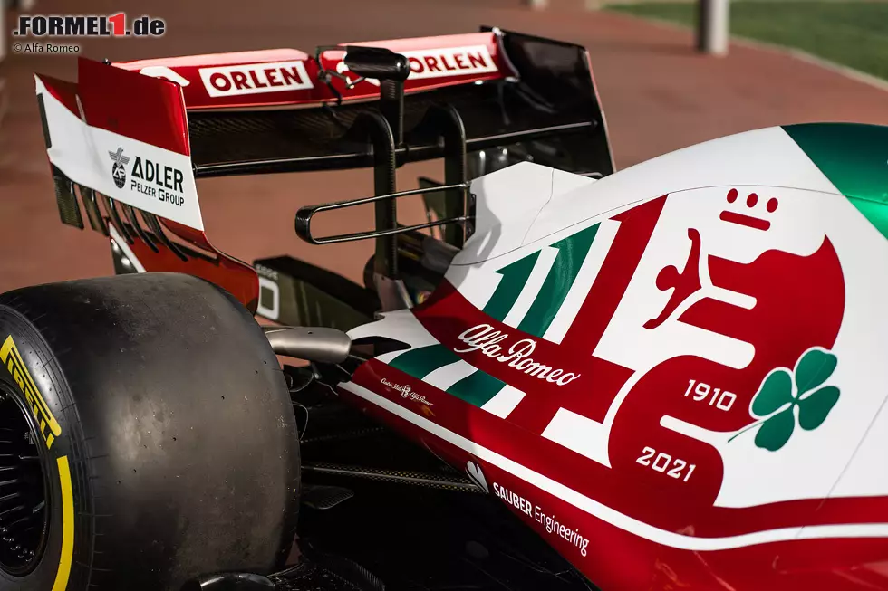 Foto zur News: Die drei Einsen auf der Motorhaube sind natürlich auch kein Zufall: Alfa Romeo wird in diesem Jahr 111 Jahre alt. Dieser Umstand sowie das zusätzliche Grün werden in Monza auch auf speziellen Rennanzügen zu sehen sein.