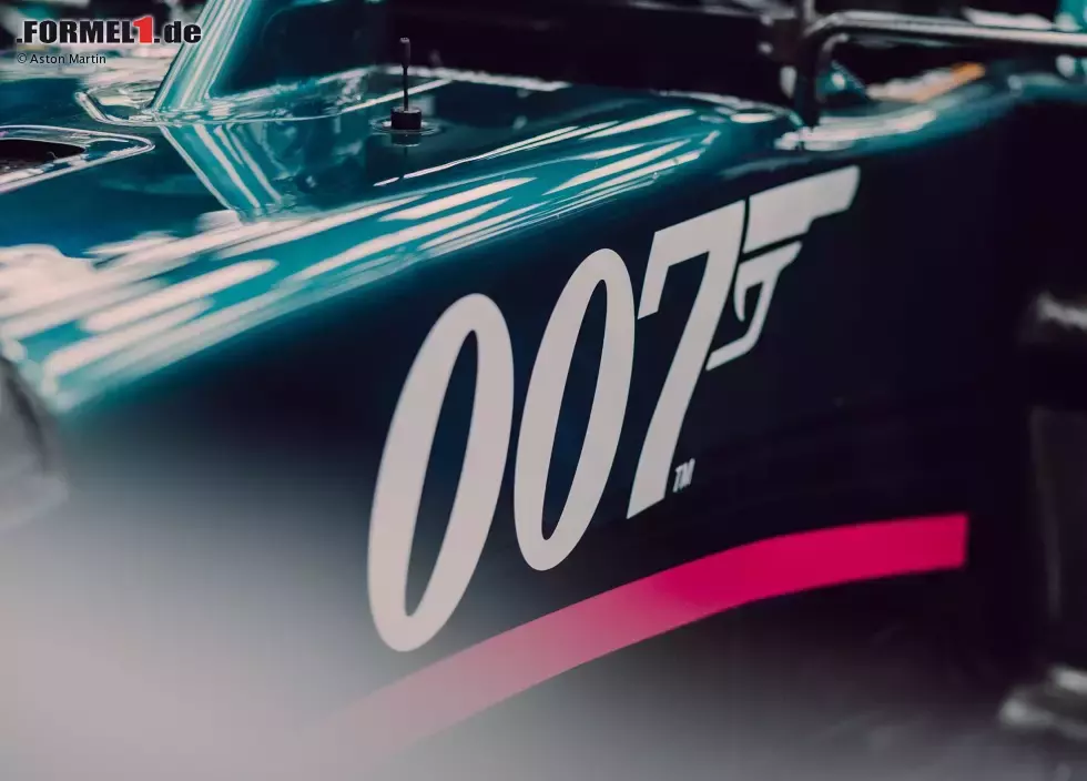 Foto zur News: Das Team von Sebastian Vettel und Lance Stroll bewirbt den neuen &quot;James Bond&quot;, der im Herbst in die Kinos kommt. Aston Martin ist dazu eine Partnerschaft mit der Produktionsfirma EON eingegangen.