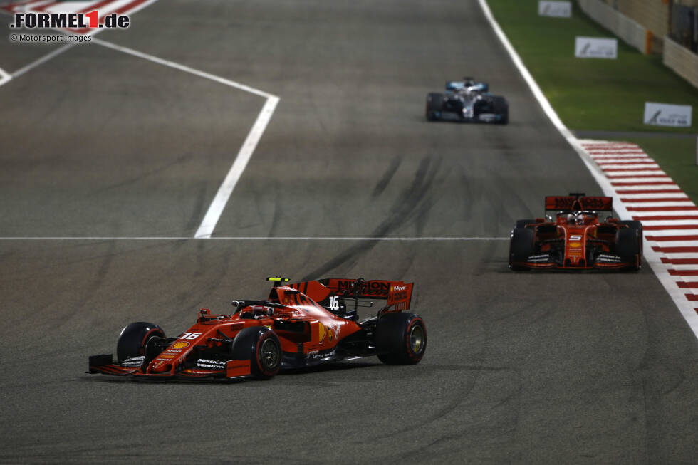 Foto zur News: Bei seinem zweiten Rennen als Ferrari-Fahrer erobert Charles Leclerc beim Bahrain-Grand-Prix 2019 in Sachir nicht nur die Poleposition, sondern dominiert auch das Rennen. Dann aber ...