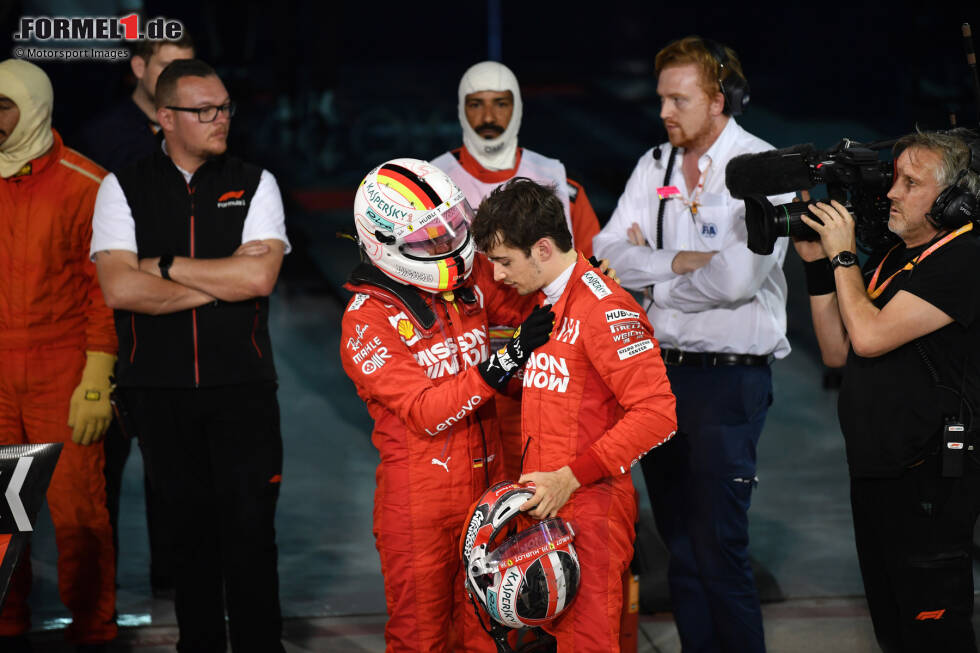 Foto zur News: ... stellen sich technische Probleme ein, der Ferrari-Antrieb stottert und Leclerc verliert erst die Führung und dann auch noch P2. Am Ende rettet er Platz drei ins Ziel, und wird dort von Teamkollege Sebastian Vettel getröstet. Den ersten Sieg holt Leclerc wenige Wochen später nach, in Spa.