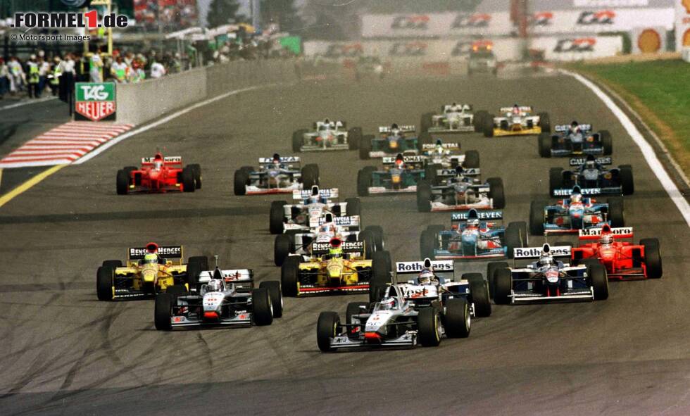 Foto zur News: Mika Häkkinen startet beim Luxemburg-Grand-Prix 1997 auf dem Nürburgring erstmals von der Poleposition und führt das Rennen auch deutlich an, doch ...