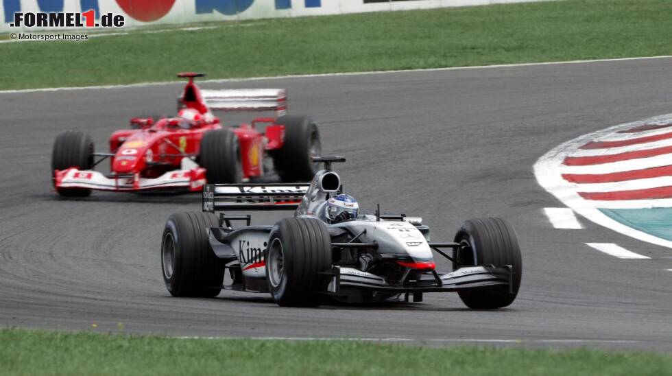 Foto zur News: Beim Frankreich-Grand-Prix 2002 in Magny-Cours sieht Kimi Räikkönen auf McLaren schon wie der sichere Sieger aus, aber fünf Runden vor Rennende ...