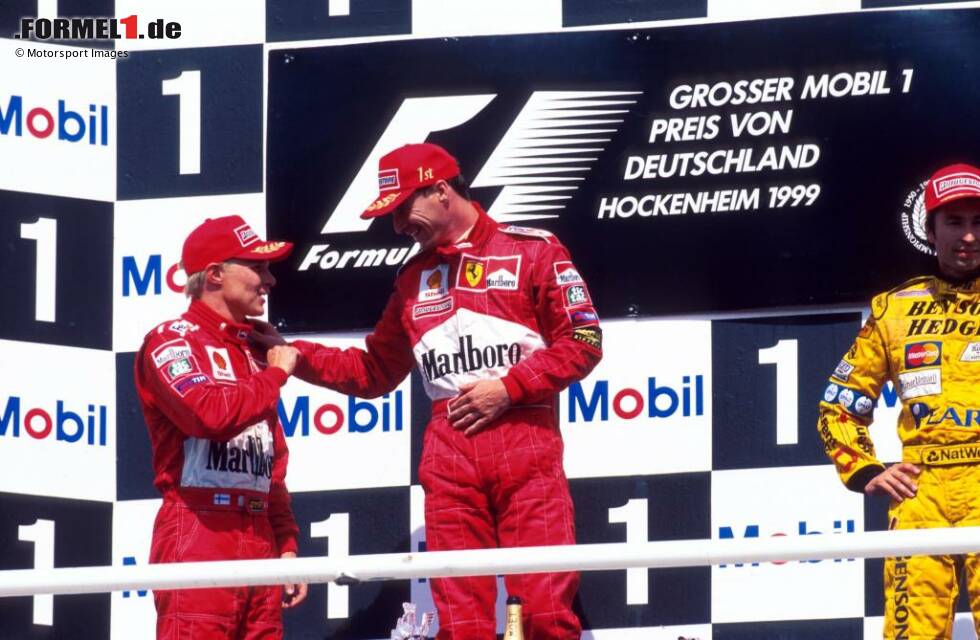 Foto zur News: ... hat den Sieg schon vor Augen, als Ferrari eine Stallregie zugunsten von Eddie Irvine ausspricht, um dessen Titelchancen zu wahren. Der Platztausch erfolgt, Salo wird Zweiter - und Irvine schenkt ihm den Siegerpokal. Salo aber gewinnt nie ein Formel-1-Rennen.