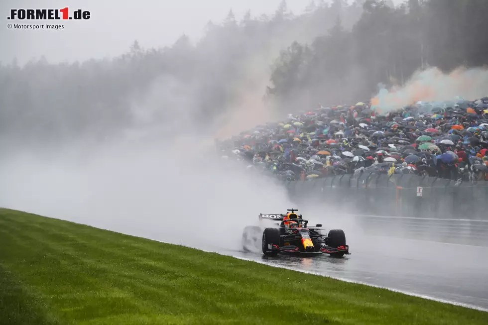 Foto zur News: ... probiert es die Formel 1 erneut, aber ohne Erfolg: In die Wertung geht nur eine Rennrunde ein. Dauer: 3:27.017 Minuten. Die Distanz reicht gerade aus, damit der Grand Prix offiziell gewertet werden kann. Die Platzierten erhalten halbe Punkte.