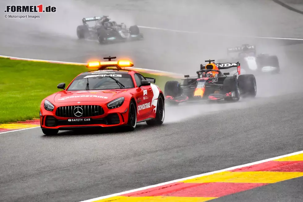 Foto zur News: GP Belgien 2021: Starkregen und schlechte Sicht veranlassen die Formel 1 wiederholt zu Startverschiebungen. Der erste Startversuch schlägt fehl, der Abbruch folgt schon nach zwei Einführungsrunden. Stunden später ...