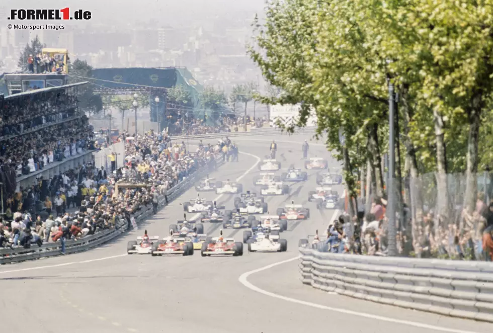 Foto zur News: GP Spanien 1975: Das Rennen auf dem gefährlichen Montjuic-Stadtkurs in Barcelona steht von Anfang an unter keinem guten Stern. Die Fahrer kritisieren den Zustand der Strecke, nach Last-Minute-Anpassungen wird gefahren. Aber schon in der Startphase ...