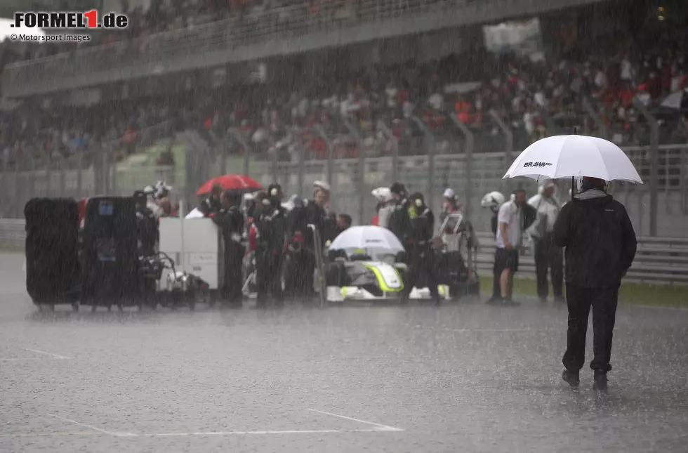 Foto zur News: ... fegt ein Wolkenbruch über die Strecke in Sepang hinweg, nach Runde 33 wird der Rennbetrieb eingestellt - 55:30.622 Minuten nach dem Start. Brawn-Fahrer Jenson Button gewinnt, es gibt halbe Punkte.