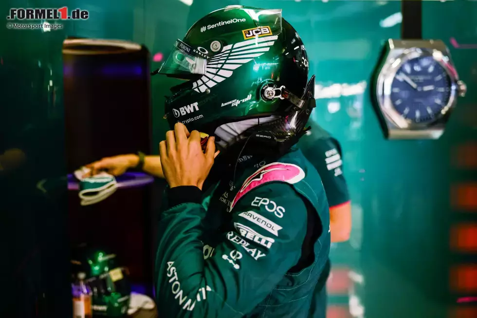 Foto zur News: Lance Stroll hat sich bislang den Teamfarben angepasst. Bei Racing Point war der Helm Pink, nach dem Rebranding zu Aston Martin fährt der Kanadier im British-Racing-Grün mit dem Aston-Martin-Flügel auf dem Kopfschutz.