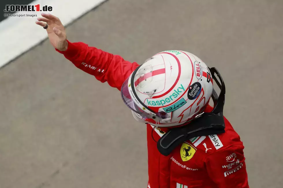 Foto zur News: Von Schwarz zu Weiß: Charles Leclerc war 2018 bei Alfa Romeo in dunkleren Farben unterwegs, die jedoch einige rot-weiße Elemente hatten. Mittlerweile ist das Design fast komplett weiß - so viel zu Wiedererkennungswert!