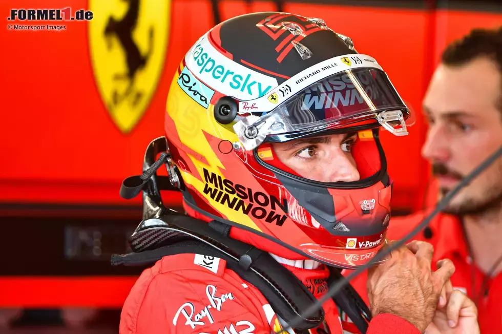 Foto zur News: Die spanische Flagge hat es verraten: Es ist Carlos Sainz. Mit Red Bull hat der heutige Ferrari-Pilot nichts mehr zu tun und kann daher auch die spanischen Farben großzügiger auf dem Helm verteilen.