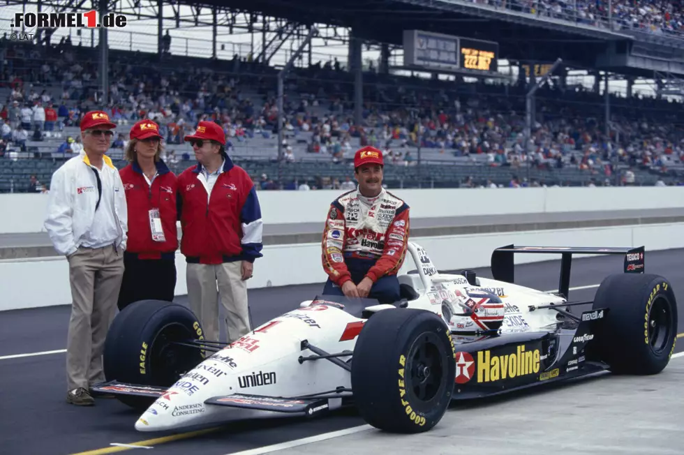 Foto zur News: Weil Williams für 1993 Alain Prost zurückholt, geht Mansell in die USA, wo er als Rookie gleich das erste Saisonrennen der CART-Serie gewinnt. Vier weitere Siege lässt &quot;Il Leone&quot; folgen, was ihm im ersten Jahr auch gleich den Titel einbringt. Kurzzeitig hält er beide Meisterschaften gleichzeitig - einmalig in der Motorsport-Geschichte!