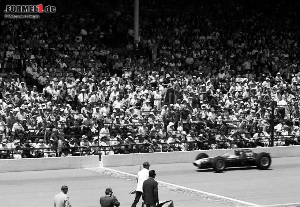 Foto zur News: Was viele jedoch nicht wissen: Clark hat auch in den USA Erfolge gefeiert. 1963 wird er gleich bei seinem ersten Indy-500-Rennen Zweiter, zwei Jahre später gewinnt er das legendäre 500-Meilen-Rennen sogar. Auch 1966 wird er Zweiter, womit er bei insgesamt fünf Anläufen dreimal auf das Podest kommt. Auch hier verhindert sein Tod wohl mehr.