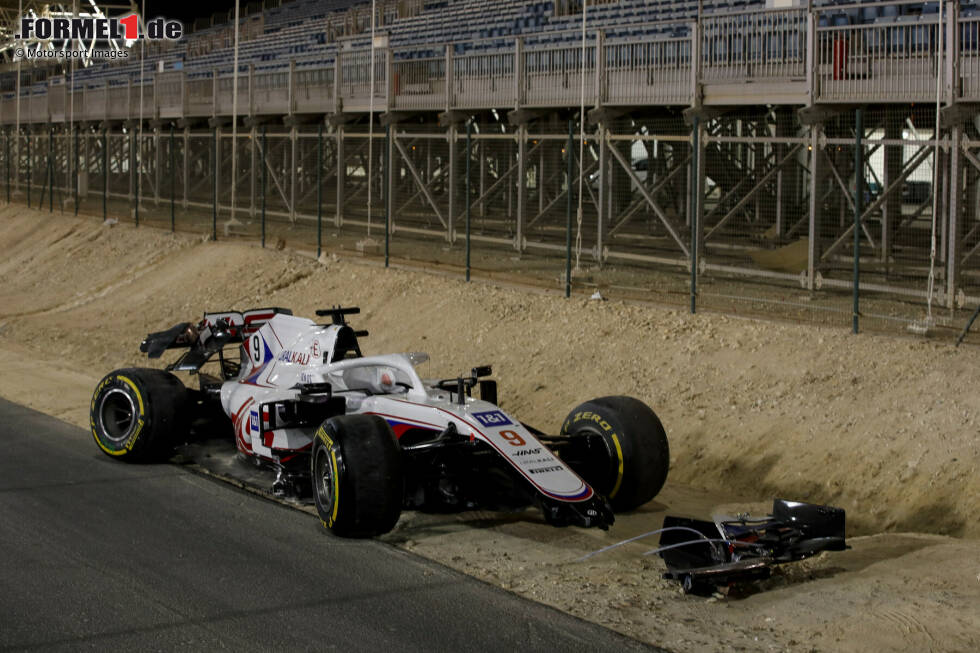 Foto zur News: Sein Rennen dauert genau bis Kurve 3, dann rauscht Masepin in die Streckenbegrenzung, weil er zu stark aufs Gas getreten hat. Kurios: Es ist genau die gleiche Stelle, an der sein Vorgänger Romain Grosjean wenige Monate zuvor einen Feuerunfall überlebt hat - nur auf der anderen Seite der Strecke.