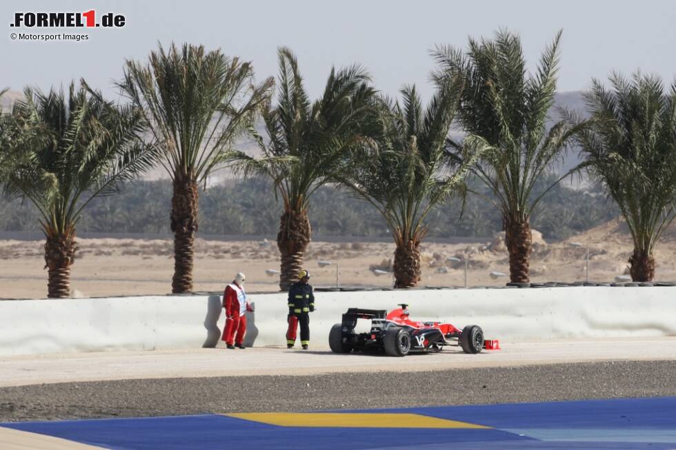Foto zur News: Den Beweis bleibt das Team in Bahrain schuldig. Für Timo Glock ist das Rennen nach 16 Runden wegen Getriebeproblemen beendet, Teamkollege Lucas di Grassi muss das Auto sogar noch deutlich früher abstellen. Zwei Runden weit kommt der Brasilianer, bevor die Hydraulik an seinem Fahrzeug streikt.
