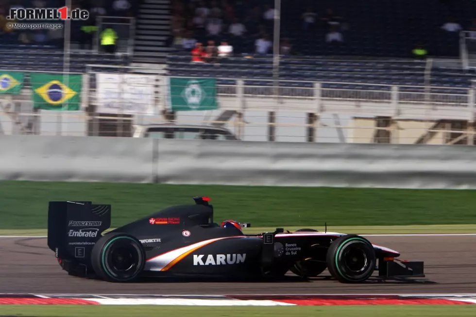 Foto zur News: #6 Karun Chandhok - 1 Runde (Bahrain 2010): Auch HRT gehört zu den drei neuen Teams, die das Feld in der Saison 2010 auffüllen. Für den Inder wird der Auftakt in Bahrain zur Mammutaufgabe: Chandok kann in keinem Training auch nur eine Runde fahren, bringt aber zumindest im Qualifying sieben Umläufe zustande.