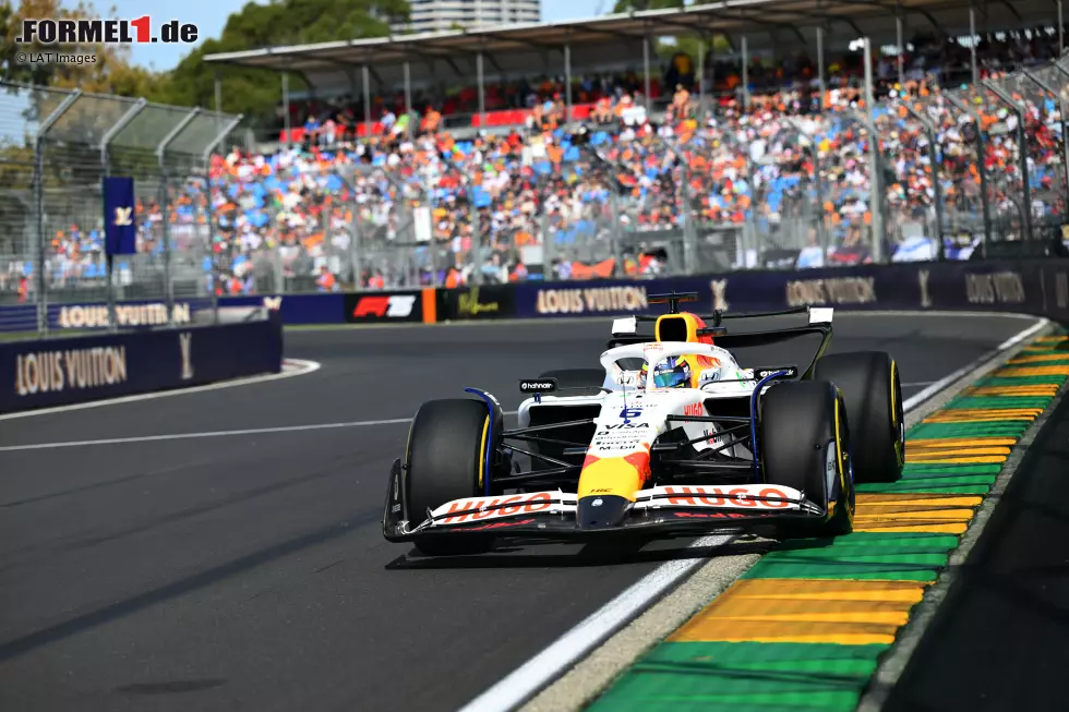 Foto zur News: #1 Isack Hadjar - 0 Runden (Australien 2025): Weil Sergio Perez bei Red Bull rausgeschmissen und Liam Lawson hochgezogen wird, ist bei den Racing Bulls Platz für den Franzosen, der als amtierender Vizemeister in die Formel 1 kommt. Im Qualifying ist er noch der Beste der fünf Rookies, doch der Sonntag gerät zum Debakel.