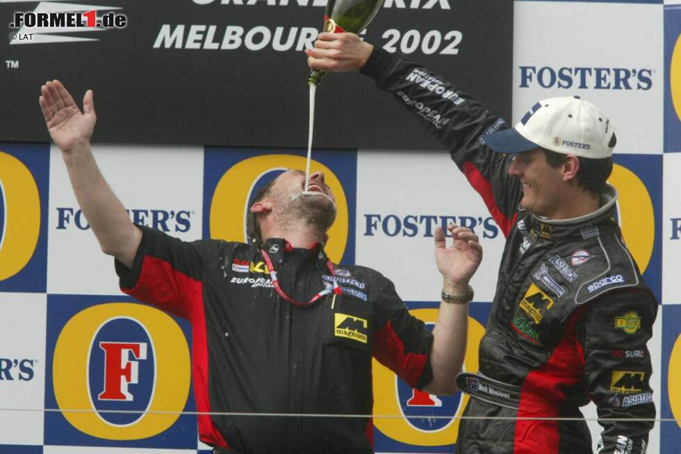 Foto zur News: Der fünfte Platz ist Minardis bestes Ergebnis seit acht Jahren, die Szenen danach sind unvergessen. Nach der offiziellen Podestzeremonie feiern Webber und Stoddart das Ergebnis selbst auf dem Podium wie einen Sieg. Die Fans in Melbourne sind begeistert. Am Ende steht Minardi dadurch vor Toyota in der WM.