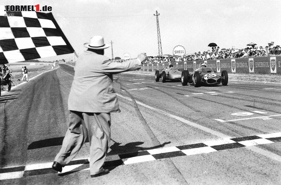 Foto zur News: Im Rennen schlägt aber Baghettis große Stunde und er gewinnt den Grand Prix mit 0,1 Sekunden Vorsprung vor Dan Gurney und Jim Clark. Damit ist er bis heute er Einzige, dem dieses Kunststück im ersten Rennen gelingt (ausgenommen Silverstone 1950). Auf dem Podium steht der Italiener im Anschluss aber nie wieder.