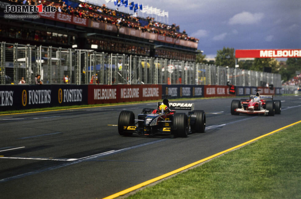 Foto zur News: Mark Webber debütiert 2002 für das unterlegene Minardi-Team, das in den beiden Jahren zuvor keinen Punkt eingefahren hatte. Den sichert der Australier dem klammen Rennstall aber schon beim Auftakt in Melbourne - passenderweise beim Heimspiel von ihm und Teamchef Paul Stoddart.