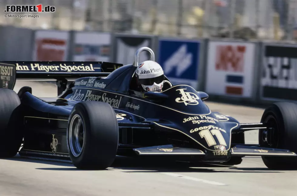 Foto zur News: Long Beach 1982: Elio de Angelis fährt im Lotus an seinem 16. Startplatz vorbei, erkennt seinen Fehler aber sofort und will ihn korrigieren. Er schaltet in den Rückwärtsgang und setzt in der Startaufstellung zurück, aber ...