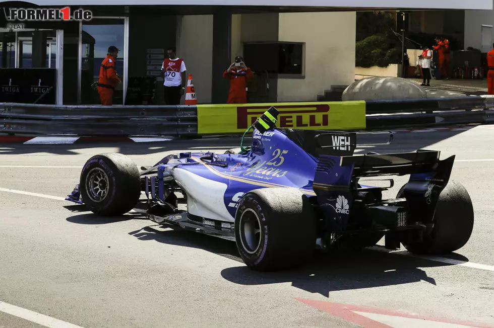 Foto zur News: 5. Pascal Wehrlein (Monaco 2017): Der Deutsche wird vor der Einfahrt in den Tunnel von Jenson Button ausgehebelt und bleibt mit seinem Sauber auf der Seite liegend in der Streckenbegrenzung stehen. Zwar fehlen noch ein paar Grad zum Überschlag, ohne die Streckenbegrenzung wären die aber noch dazugekommen.