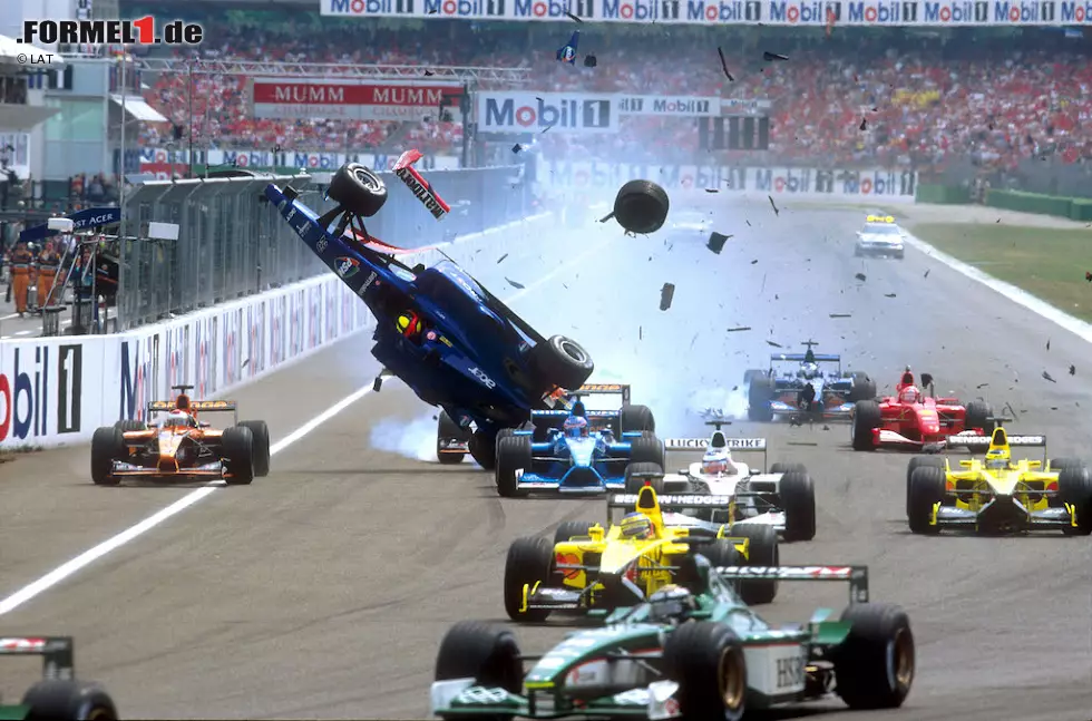 Foto zur News: 19. Luciano Burti (Deutschland 2001): An diesen Unfall dürften sich vor allem &quot;Schumi&quot;-Fans erinnern, denn Schumacher kommt beim Heimspiel mit Getriebeproblemen nur schlecht vom Start weg, bevor Burti auf den Ferrari knallt. Das Rennen wird abgebrochen, beide nehmen den Neustart im Ersatzauto in Angriff - und scheiden später trotzdem aus.