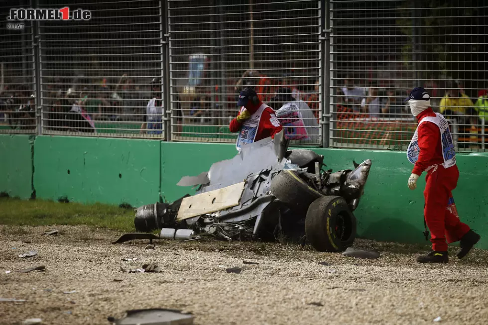 Foto zur News: 6. Fernando Alonso (Australien 2016): Einer der spektakulärsten Unfälle der vergangenen Jahre. Bei der Anfahrt auf Kurve 3 fährt Alonso auf Esteban Gutierrez - im allerersten Rennen von Haas - auf und überschlägt sich anschließend im Kiesbett. Aus der kleinen Lücke zwischen Boden und Barriere klettert der Spanier aus dem Auto.