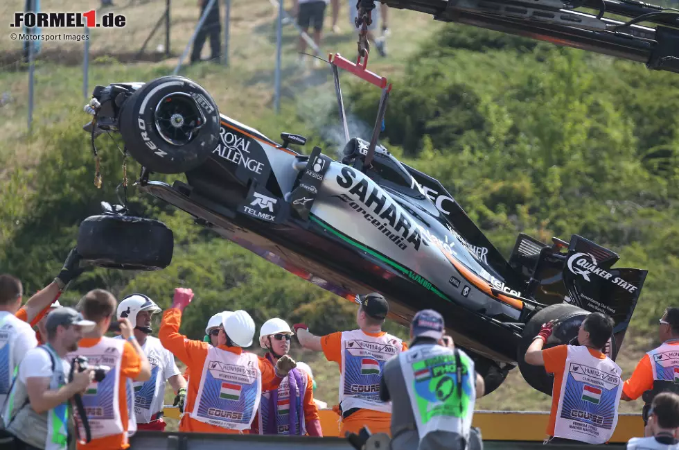 Foto zur News: 8. Sergio Perez (Ungarn 2015): Den Mexikaner erwischt es wenige Rennen zuvor sogar schon im Training. Der Force-India-Pilot kommt in FT1 auf den Astroturf und bricht sich dabei die hintere Aufhängung. Sein Fahrzeug wird in einen Dreher geschickt, der in der Leitplanke in einen Überschlag mündet, bevor das Auto kopfüber zum Stehen kommt.