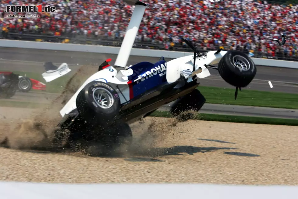 Foto zur News: 13. Nick Heidfeld (USA 2006): Beim Startcrash in Indianapolis erwischt es zahlreiche Autos, darunter auch die beiden McLaren von Räikkönen und Montoya. In einer Kettenreaktion berührt Jenson Button den BMW-Sauber von Heidfeld, der sich im Kiebett mehrfach überschlägt. Insgesamt scheiden sieben Fahrer in Runde 1 aus.