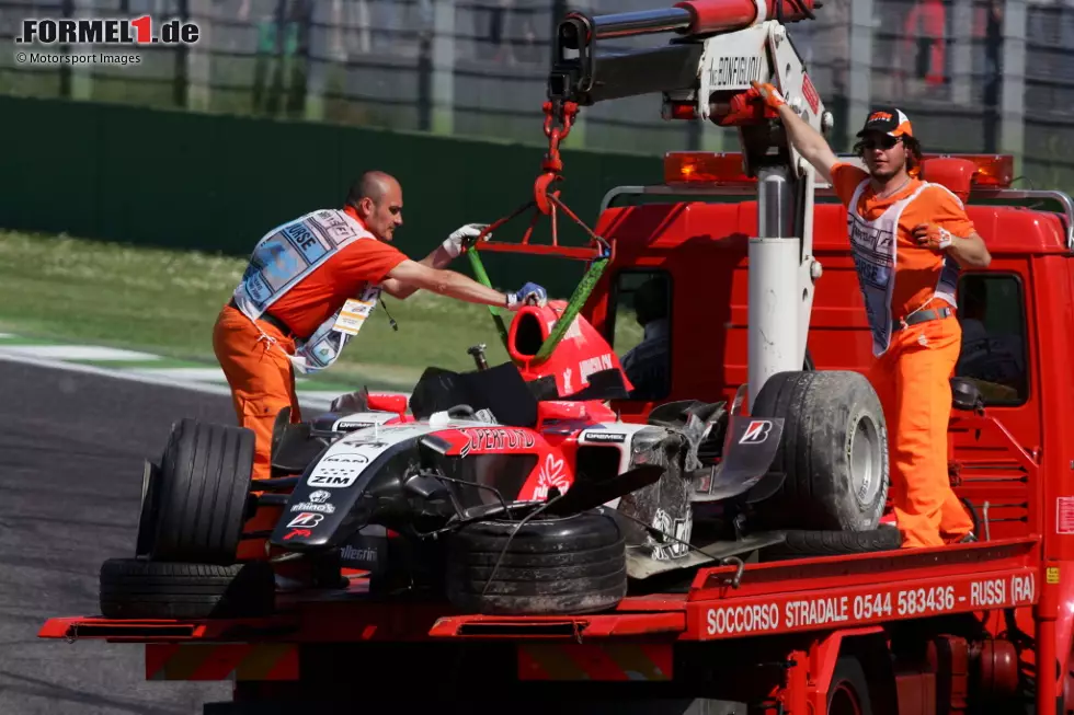 Foto zur News: 14. Christijan Albers (San Marino 2006): Der Japaner Yuji Ide scheint 2006 in der Formel 1 überfordert zu sein. Ausbaden muss das in Imola vor allem Albers, dessen Midland in Runde 1 von Ide getroffen wird. Für den Super-Aguri-Piloten ist es der letzte Formel-1-Einsatz: Die FIA entzieht ihm die Superlizenz.