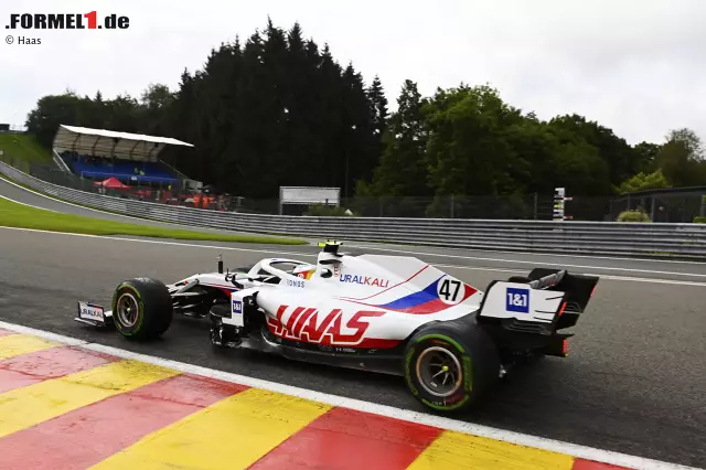 Foto zur News: Hier der Fotobeweis: Mick Schumacher im Helmdesign des Vaters im ersten Freien Training in Spa.