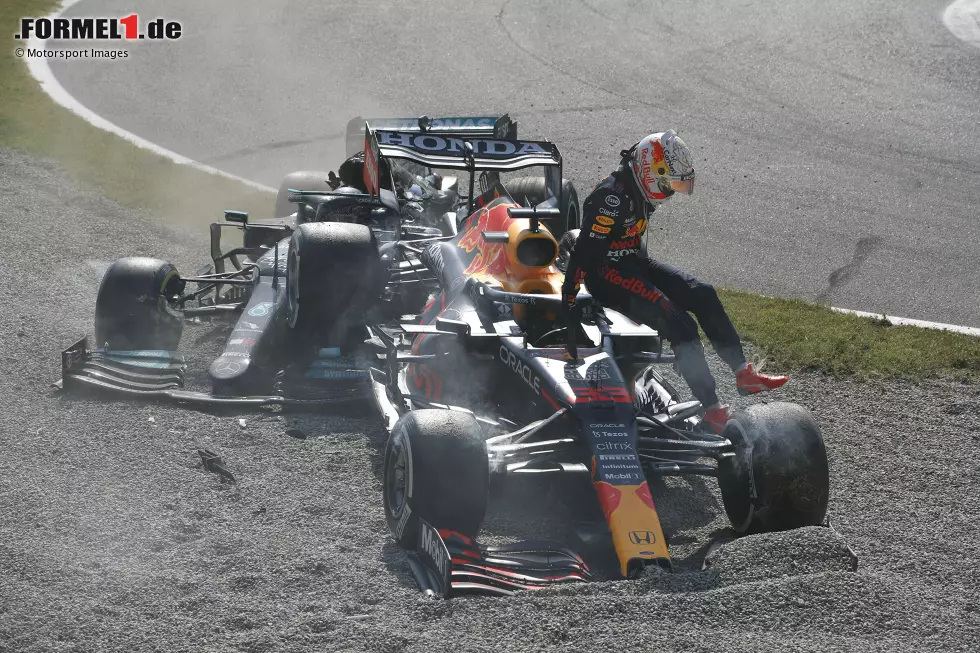 Foto zur News: ... steigt Verstappen als Erster aus, während Hamilton im Rückwärtsgang noch alles probiert, um nochmals loszukommen - vergebens.