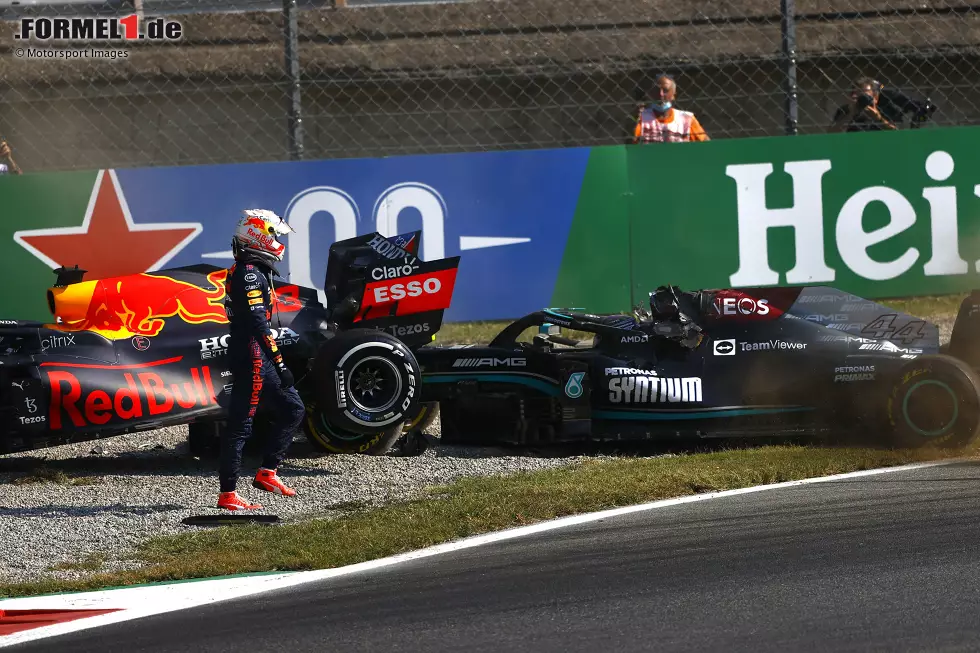 Foto zur News: Verstappen stapft derweil durchs Kiesbett, am Auto von Hamilton vorbei. Er geht nicht hin zu Hamilton, sondern direkt weiter in Richtung Box. Erst dann ...