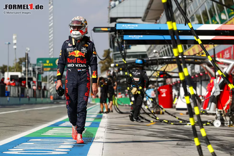 Foto zur News: ... Verstappen, der sofort in der Red-Bull-Garage verschwindet. Allerdings nicht ohne zu Helmut Marko zu sagen: &quot;Er hat mir keinen Platz gelassen.&quot;