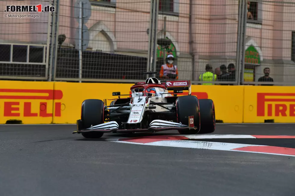 Foto zur News: Kimi Räikkönen (3): Platz zehn und ein Punkt für Alfa Romeo sind ordentlich, mehr aber auch nicht. Ein durchschnittliches Rennen für den &quot;Iceman&quot;. Hat sich zumindest nichts zu Schulden kommen lassen, fiel aber auch nicht positiv auf.